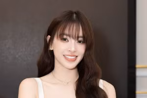 Tiểu Vy biến hóa dịu dàng với mái thưa cuốn hút, khoe vẻ đẹp chuẩn nàng thơ