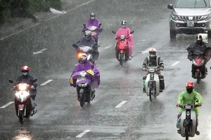 Dự báo thời tiết 11/6: Áp thấp nhiệt đới tiếp tục mạnh trên Biển Đông, mưa dông rải rác khắp cả nước