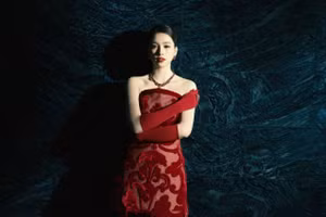 Tiểu Vy đẹp rực rỡ như nữ thần, khoe visual sắc sảo với bộ đầm đỏ nổi bật