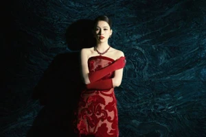 Tiểu Vy đẹp rực rỡ như nữ thần, khoe visual sắc sảo với bộ đầm đỏ nổi bật