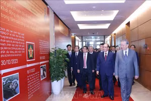 Tổng Bí thư Tô Lâm cùng các lãnh đạo Đảng, Nhà nước tham quan trưng bày sản phẩm khoa học công nghệ. (Ảnh: Phương Hoa/TTXVN)