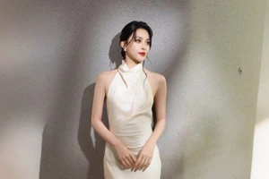 Học Hoa hậu Tiểu Vy cách biến trang phục trắng thành điểm nhấn thời trang