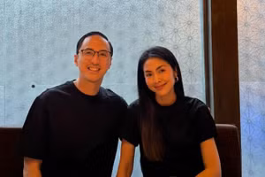 Tăng Thanh Hà e ấp bên ông xã Louis Nguyễn nhân dịp kỉ niệm gần 20 năm bên nhau