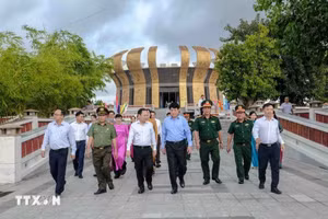 Thường trực Ban Bí thư dâng hương tại Đền thờ các Vua Hùng TP Cần Thơ