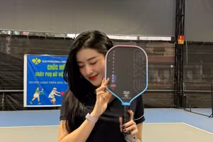 Á hậu Huyền My gây chú ý trên sân pickleball