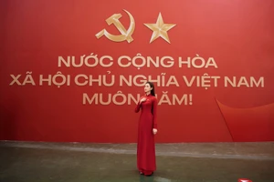 Đỗ Thị Hà cùng dàn sao nữ khoe sắc trong tà áo dài đỏ nổi bật, mừng đại lễ A80