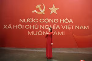 Đỗ Thị Hà cùng dàn sao nữ khoe sắc trong tà áo dài đỏ nổi bật, mừng đại lễ A80