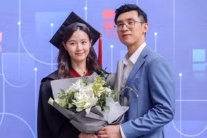 Midu nhận bằng thạc sĩ, hành động của Minh Đạt khiến cộng đồng mạng 'lịm tim'