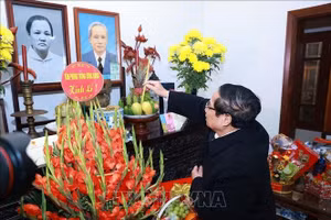 Thủ tướng Phạm Minh Chính dâng hương tưởng nhớ Thủ tướng Phạm Văn Đồng. Ảnh: Dương Giang/TTXVN