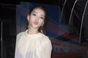 Tiểu Vy gây chú ý với phong cách gợi cảm táo bạo, 'mặc như không mặc'