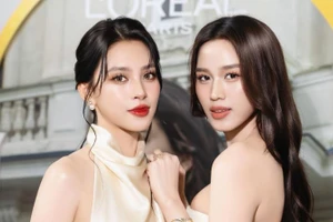 Hoa hậu Đỗ Thị Hà 'đọ sắc' cùng Tiểu Vy, khung cảnh tái ngộ đẹp như tranh vẽ