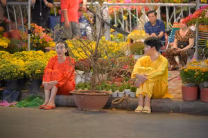 Hoa hậu Thùy Tiên bán hoa gây ‘náo loạn’ ngày Tết