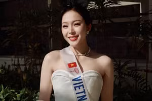 Kiều Duy tặng khăn rằn, hướng dẫn các thí sinh Miss International nói tiếng Việt