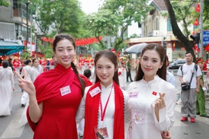 Ngắm loạt áo dài tuyệt đẹp mừng đại lễ của các nàng hậu Việt 