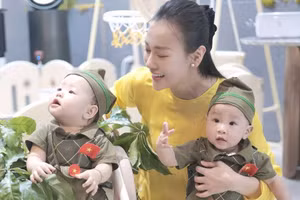 Phương Oanh cùng cặp song sinh bắt trend 'em bé yêu nước' cực yêu