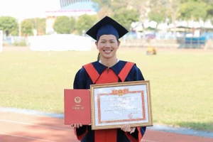 Kình ngư Ánh Viên khoe bằng thạc sĩ cùng dòng trạng thái hài hước gây chú ý