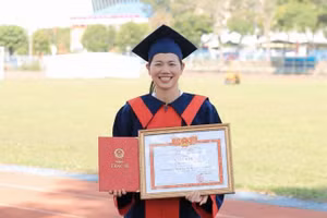 Kình ngư Ánh Viên khoe bằng thạc sĩ cùng dòng trạng thái hài hước gây chú ý