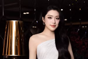 Phương Oanh bật khóc trong vòng tay gia đình sau một tháng đăng quang