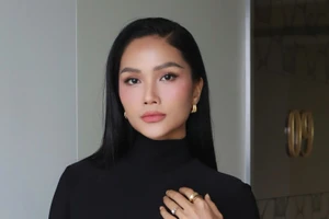 H'Hen Niê 'tái xuất' rạng rỡ, vóc dáng thon thả chỉ sau gần 3 tháng làm 'mẹ bỉm'