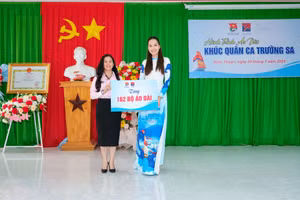 Hoa hậu Lê Hoàng Phương lan tỏa tình yêu áo dài đến phụ nữ Bình Thuận