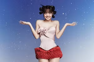 Lisa (BLACKPINK) gây bão mạng xã hội với loạt ảnh Giáng sinh ngọt ngào