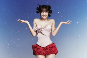 Lisa (BLACKPINK) gây bão mạng xã hội với loạt ảnh Giáng sinh ngọt ngào