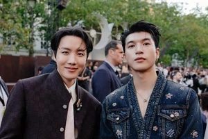 HIEUTHUHAI tự tin đọ sắc cùng thành viên đình đám BTS tại Paris Fashion Week