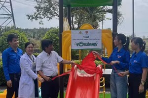 Hoa hậu Thùy Tiên tiếp tục trao sân chơi cho trẻ em miền Tây