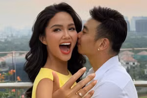 Hoa hậu H'Hen Niê rạng rỡ khoe nhẫn cầu hôn