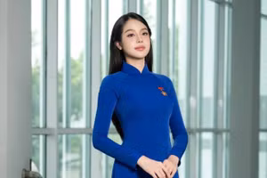 Hoa hậu Thanh Thuỷ vinh dự nhận Huy hiệu thanh niên tiên tiến làm theo lời Bác