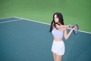 Hoa hậu Mai Phương Thúy khoe eo thon quyến rũ trên sân tennis