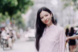 Nhan sắc đời thường gây nhớ thương của nữ chính Mưa Đỏ