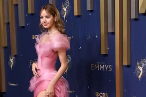 Lisa (BLACKPINK) gây sốt với diện mạo đẹp tựa AI, thần thái khó ai bì kịp