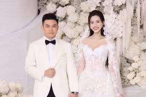 Hoa hậu Đỗ Hà xuất hiện giản dị, cùng ông xã trao quà cho người dân vùng lũ