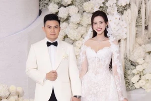 Hoa hậu Đỗ Hà xuất hiện giản dị, cùng ông xã trao quà cho người dân vùng lũ