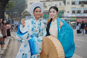 Ái nữ Quyền Linh sánh vai cùng H'Hen Niê, gây chú ý với Việt phục truyền thống