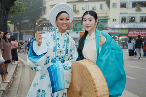 Ái nữ Quyền Linh sánh vai cùng H'Hen Niê, gây chú ý với Việt phục truyền thống