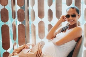 Hoa hậu H'Hen Niê 'chất lừ' với gu thời trang bầu bí tối giản, tinh tế