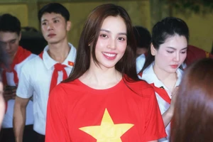 Tiểu Vy cùng Bảo Ngọc vinh dự tham gia diễu hành tại Quảng trường Ba Đình