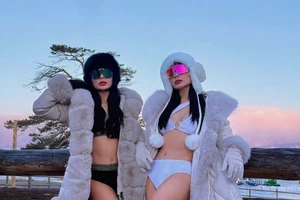 Chị em siêu mẫu sinh đôi khoe vóc dáng 'cực cháy' giữa tuyết trắng ở tuổi U50 