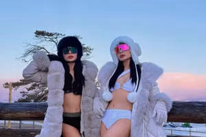 Chị em siêu mẫu sinh đôi khoe vóc dáng 'cực cháy' giữa tuyết trắng ở tuổi U50 