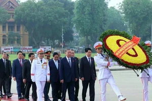 Các đại biểu Quốc hội đặt vòng hoa và vào Lăng viếng Chủ tịch Hồ Chí Minh