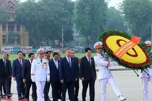 Các đại biểu Quốc hội đặt vòng hoa và vào Lăng viếng Chủ tịch Hồ Chí Minh
