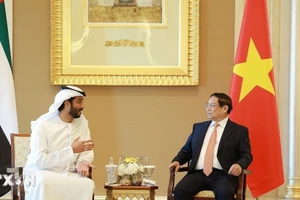 Thủ tướng Phạm Minh Chính tiếp Bộ trưởng Kinh tế UAE Abdulla Bin Touq Al Marri. (Ảnh: Dương Giang/TTXVN)