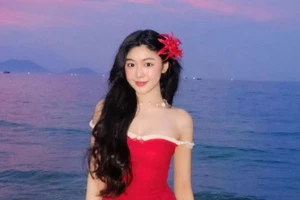 Ái nữ nhà MC Quyền Linh đẹp như nàng thơ trên biển