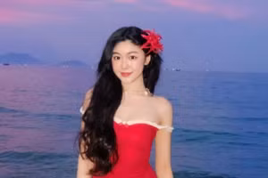 Ái nữ nhà MC Quyền Linh đẹp như nàng thơ trên biển
