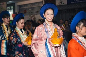 Hoa hậu Tiểu Vy nền nã xuống phố diễu hành mừng Đại lễ Phật Đản