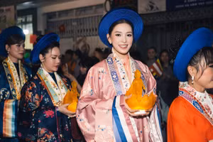 Hoa hậu Tiểu Vy nền nã xuống phố diễu hành mừng Đại lễ Phật Đản