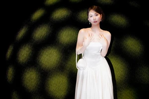 Chán khoe gợi cảm, Ngọc Trinh hóa 'quý cô kẹo ngọt' đầy quyến rũ