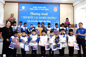 Đoàn Thanh niên EVNGENCO1 đã trao 133 phần quà cho học sinh bị ảnh hưởng do bão lũ tại xã Ka Đô, tỉnh Lâm Đồng.